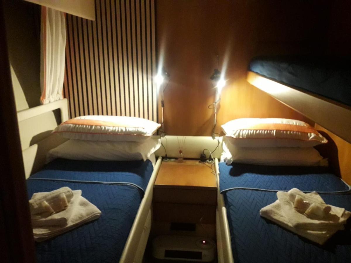 Готель Boat And Breakfast Fiumicino - Roma Остія-Антика Екстер'єр фото